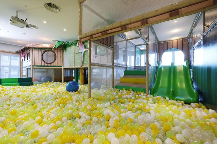 羅東雀客童媽吉親子旅館:四十多間房的大型親子旅館,有停車場