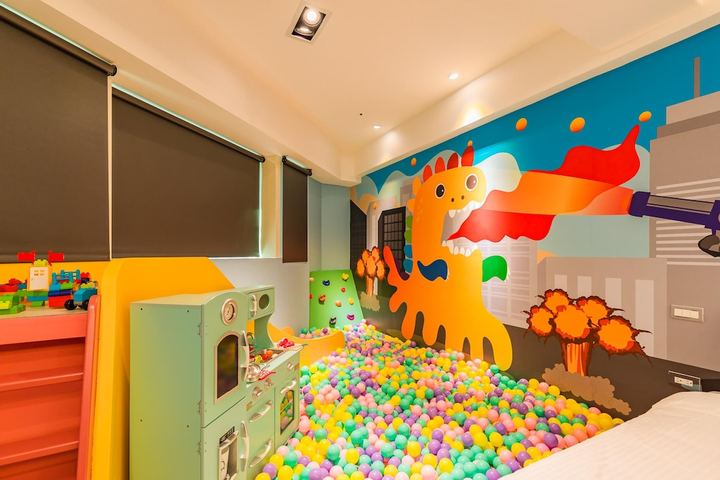 羅東閣樂親子旅宿:市區合法旅館,溜滑梯和球池親子房,評價穩定