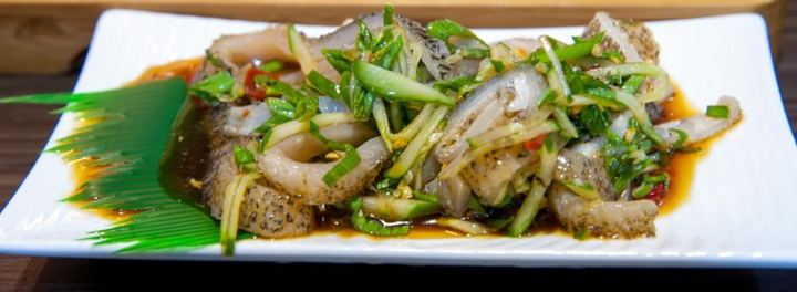 羅東夜市必吃怎麼挑？羊肉湯、包心粉圓、三星蔥餅，停車和逛法一次看