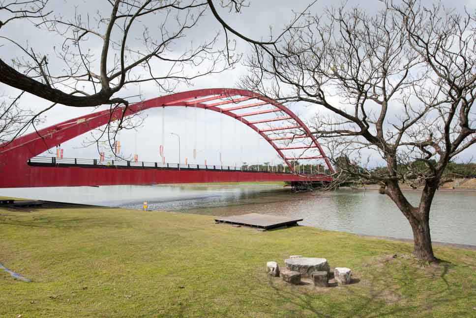 河岸草地與拱橋