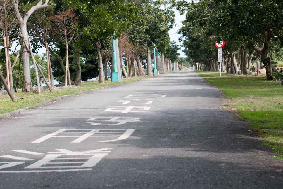 河邊樹蔭下的自行車道