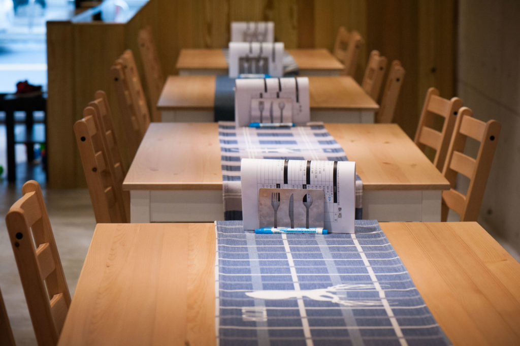 廢食堂店內原木桌椅