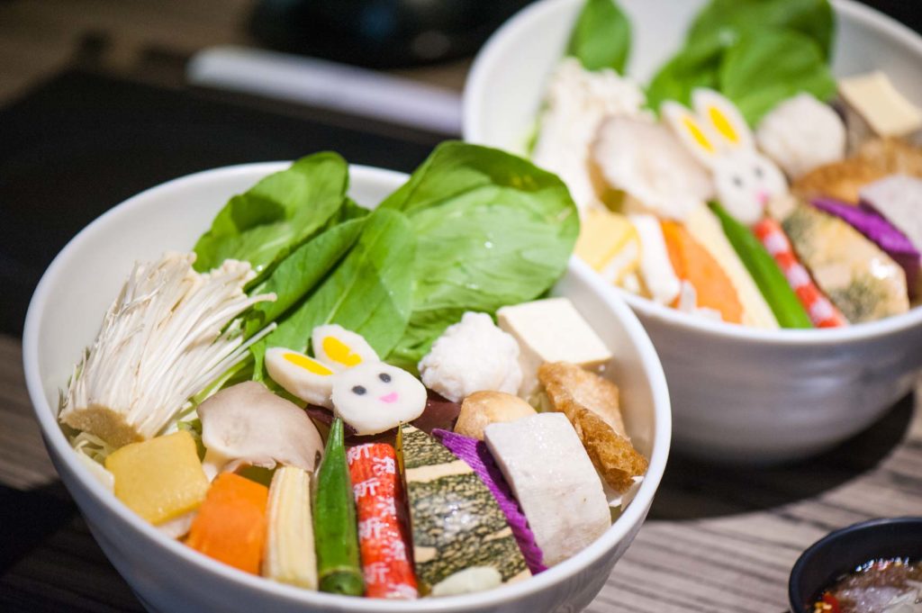 舞食鍋物的菜盤
