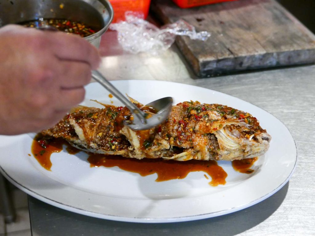 淋上醬汁的五味馬頭魚