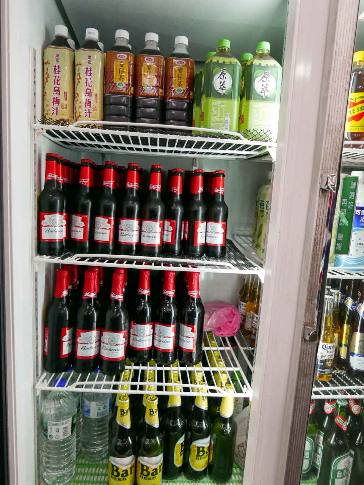 冰箱裡的各種啤酒